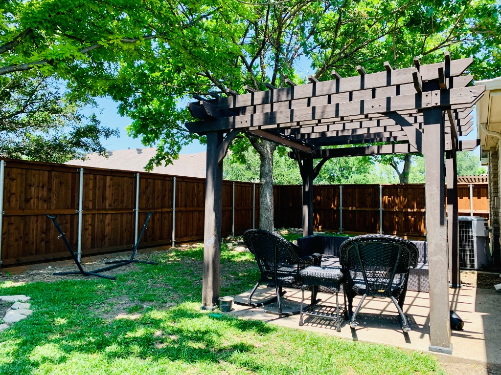Backyard pergola thumbnail